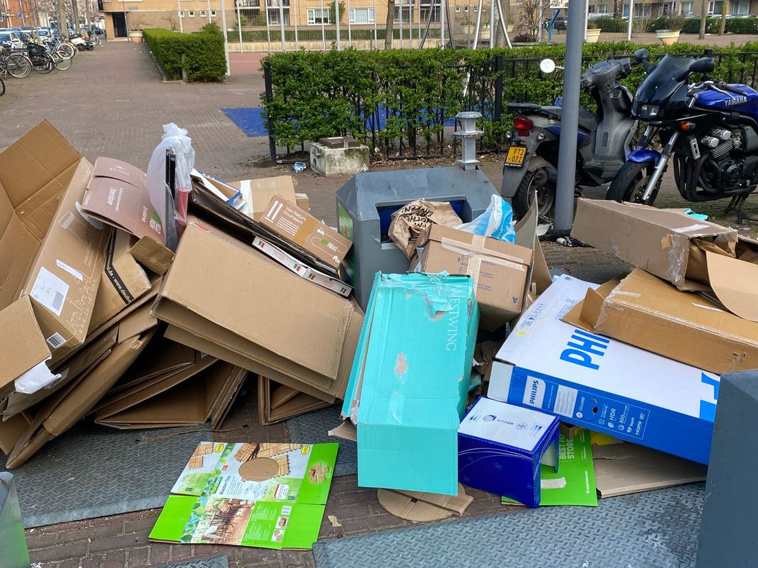 Afval naast de container in Rotterdam-Noord