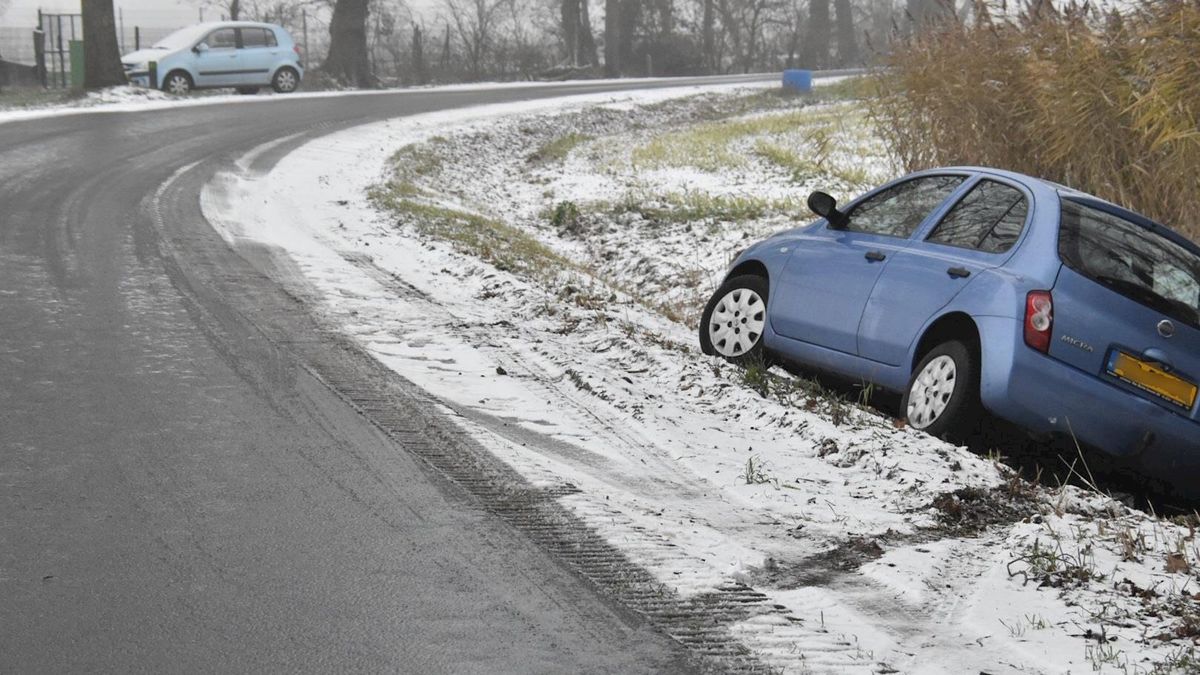 Auto glijdt greppel in bij Anerveen