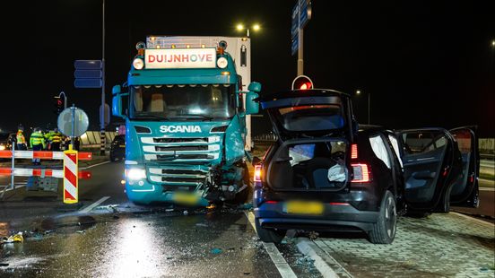 Grote ravage na botsing auto en vrachtwagen, man zit ruim halfuur bekneld