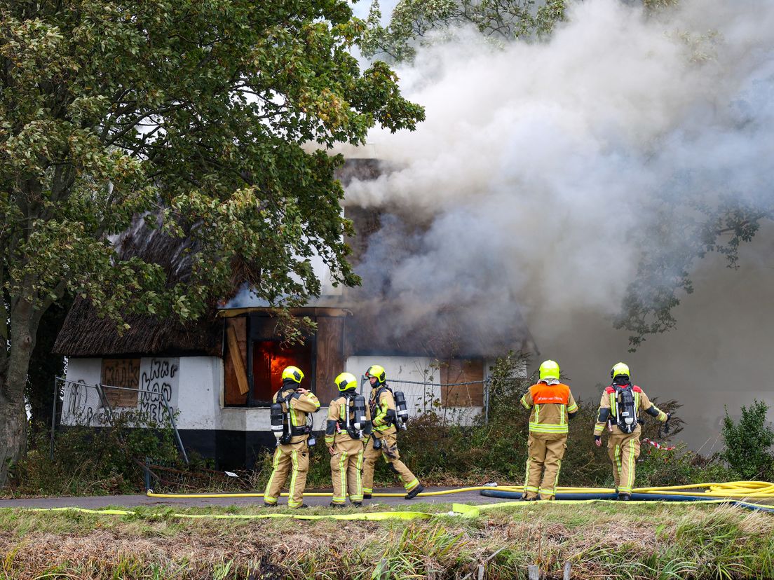 De brand ging in eerste instantie gepaard met behoorlijk wat rookontwikkeling.