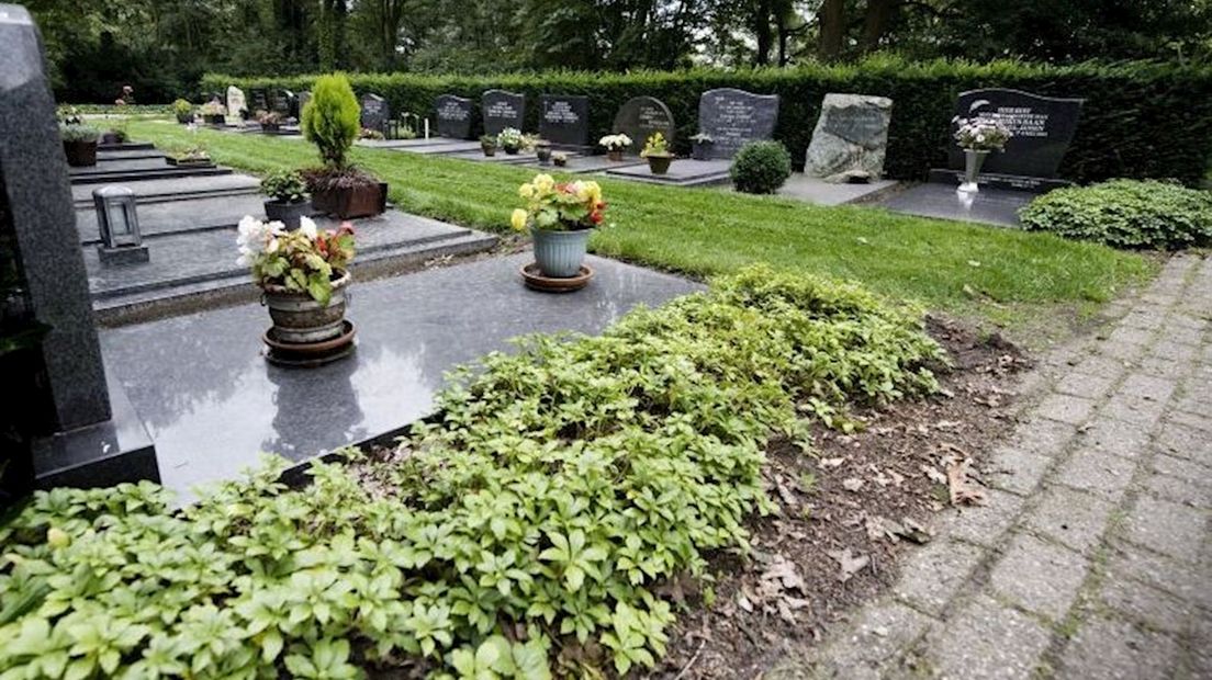 CDA wil borden op kerkhof