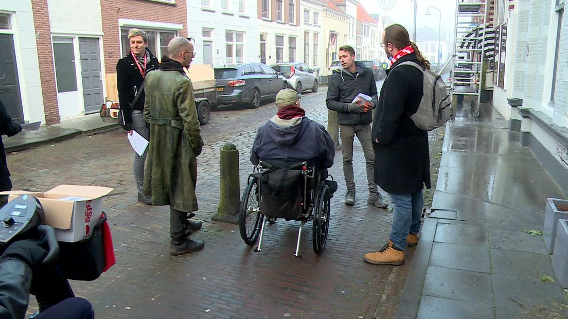 SP'ers in gesprek met een potentiële kiezer in Zierikzee.