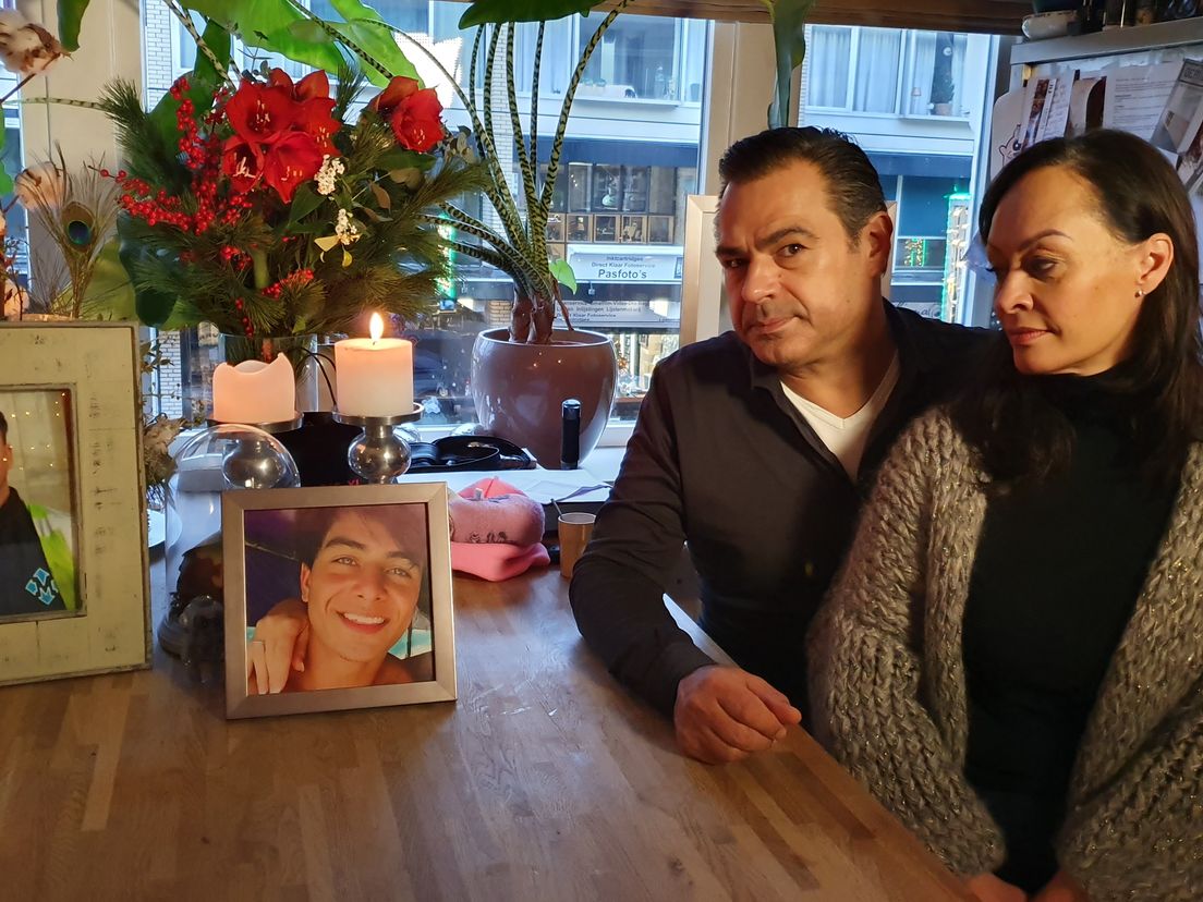 Moeder Jackie en vader Jaron aan de eettafel waar foto's van Yosh staan.