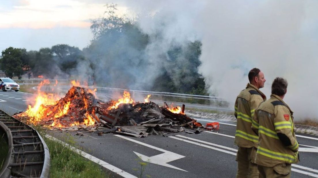 Gedumpte en brandende troep op de A1 bij Stroe tijdens de protesten eind juli.