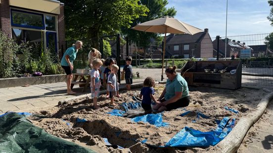 Peuters in Westervoort duiken voorzichtig de modder in