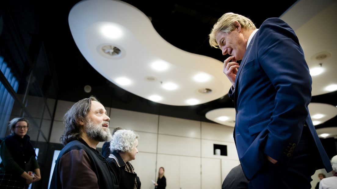 Hugo Borst (l) en staatssecretaris Martin van Rijn na afloop van een overleg met de Tweede Kamer-commissie over de verpleegzorg.