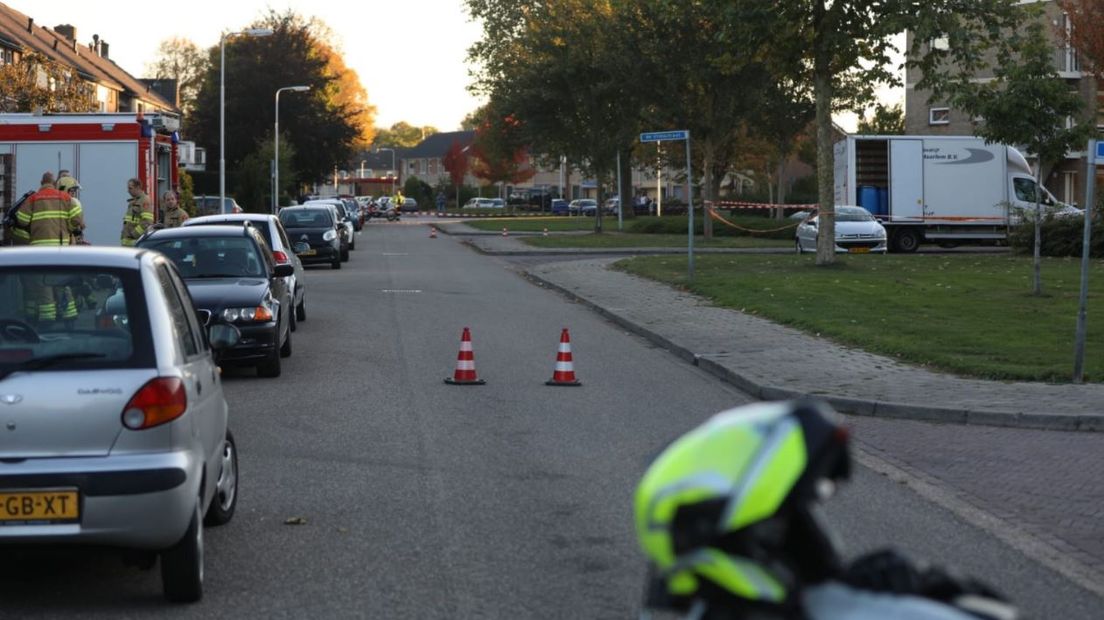 De politie heeft woensdagavond de Reijersstraat in Elst afgesloten na de vondst van een grote bestelwagen met daarin blauwe vaten. De politie vermoedt dat het om drugsafval gaat.
