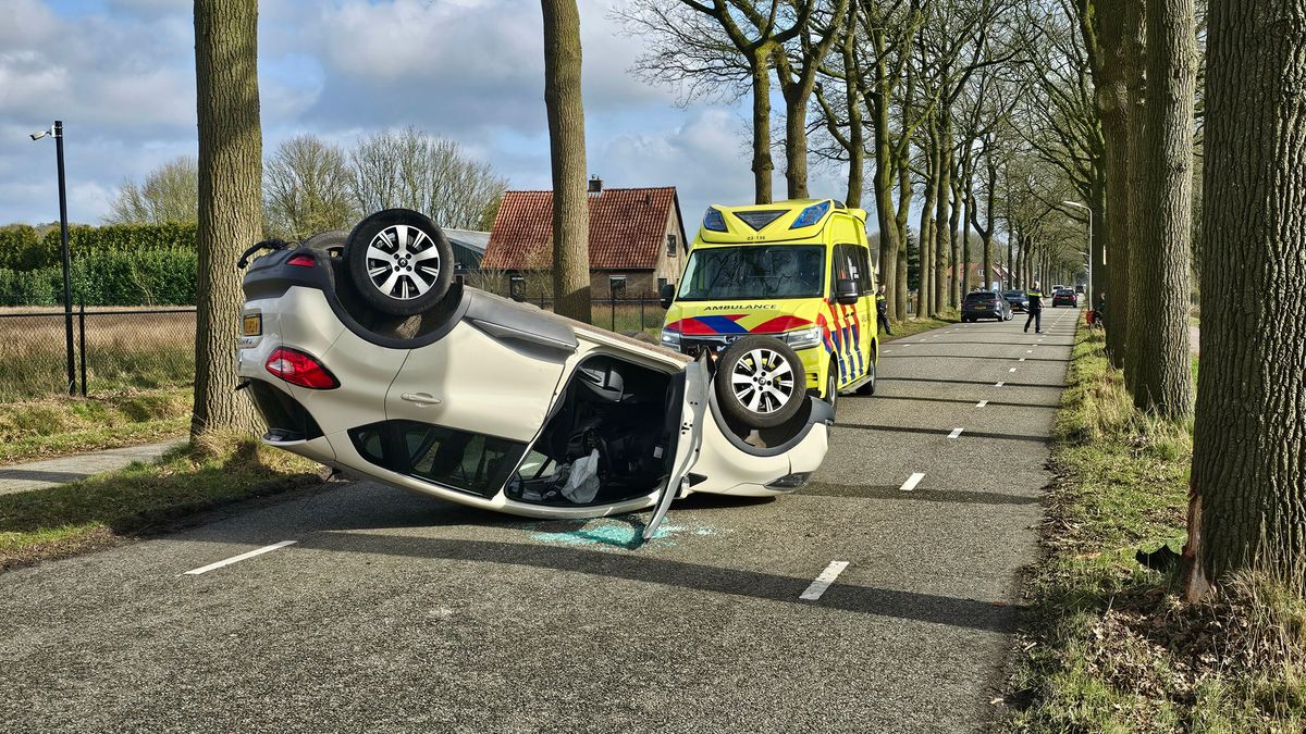 Auto slaat over de kop in Elim, inzittenden raken gewond