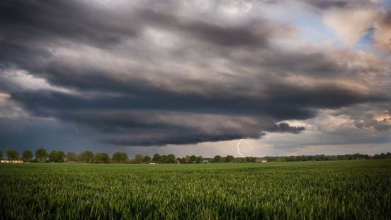 Stormjager spot zeldzame leftmover supercell boven Groesbeek