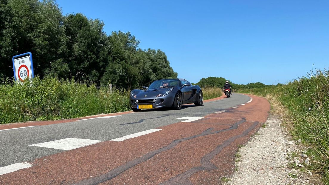 De Lekdijk leent zich uitstekend voor een zonnige tocht door de regio. Bij Tull en 't Waal zie je 's ochtends dan ook al veel wandelaars, fietsers, motorrijders en automobilisten.