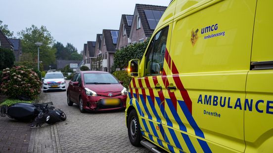 Scooterrijder raakt gewond bij botsing met auto in Emmen. Scooterrijder raakt gewond bij botsing met auto in Emmen.