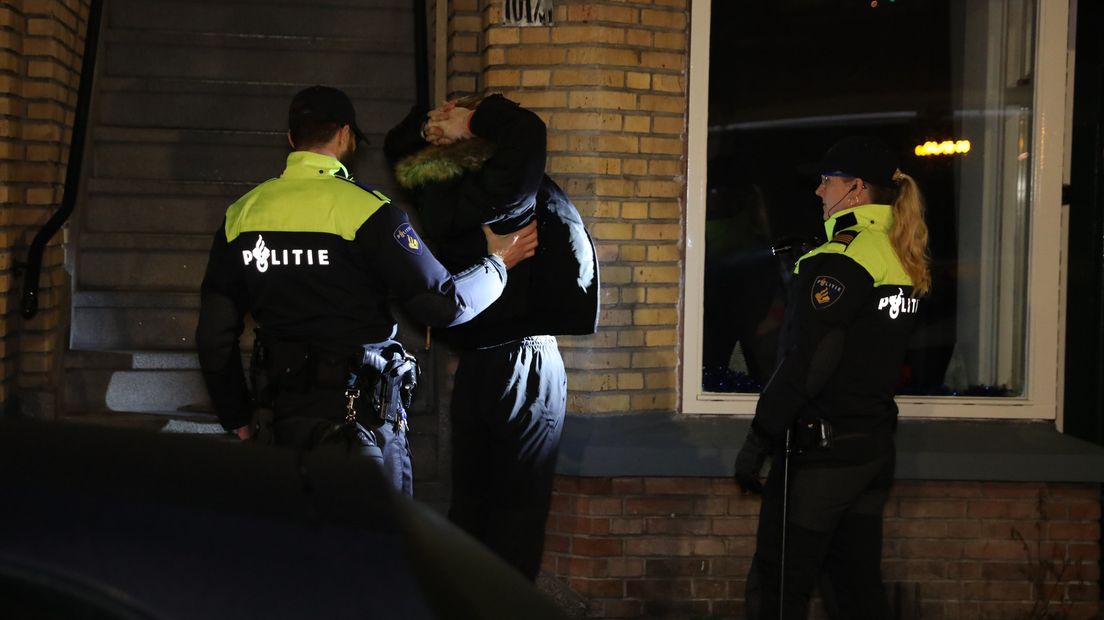 Op de Den Helderstraat in Den Haag zijn zaterdagavond tien jongeren opgepakt