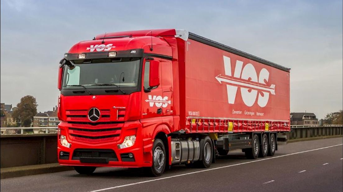 Een vrachtwagen van Vos Transport uit Deventer