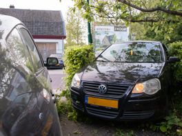 Automobilist in Baarn ramt lantaarnpaal en rijdt tuin in