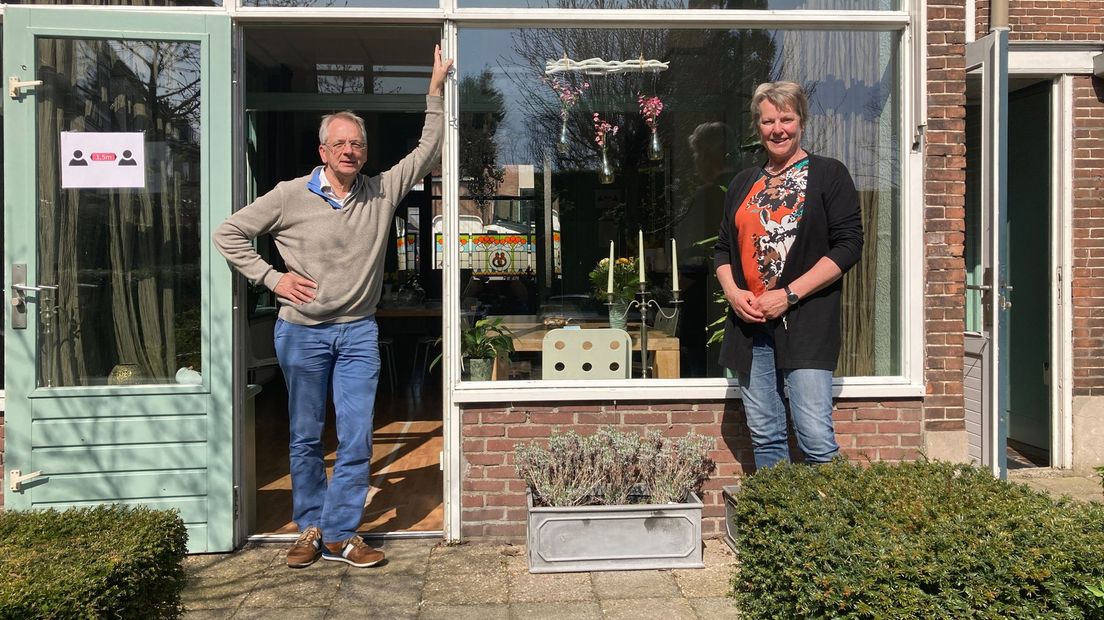 John van der Meer en collega Marjan Duurkoop bij het Inloophuis.