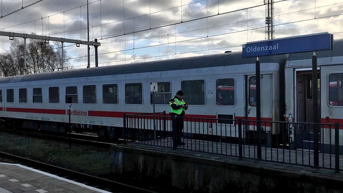 De internationale trein werd bij Oldenzaal stilgezet en ontruimd