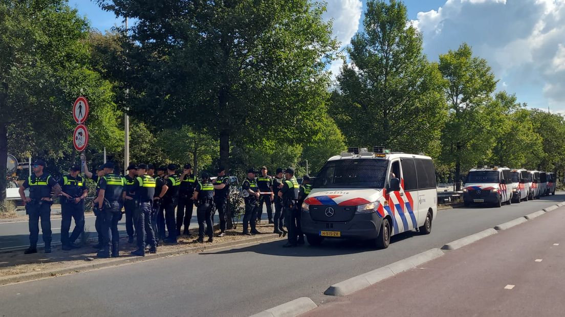 Politieagenten op de Utrechtsebaan