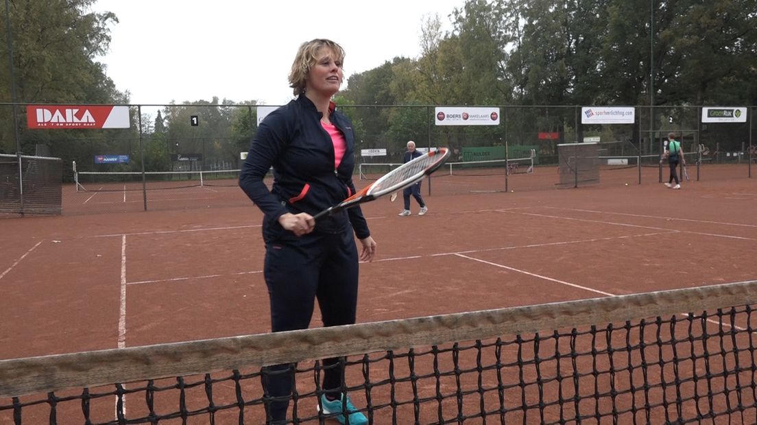 Marlous keizer ontsnapt door tennis even aan het thuiswerk.