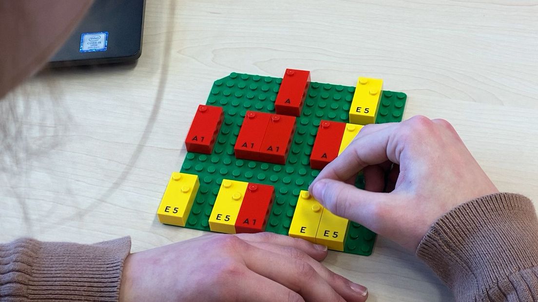 Lego Braille Bricks zijn speciale legostenen waar de letters van het braille alfabet op staan.
