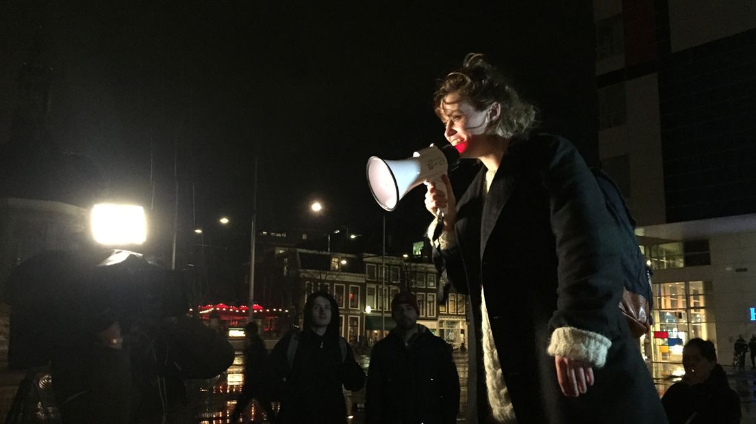 Organisator Zoë van Eldik spreekt de demonstranten op het Haagse Spuiplein toe. 