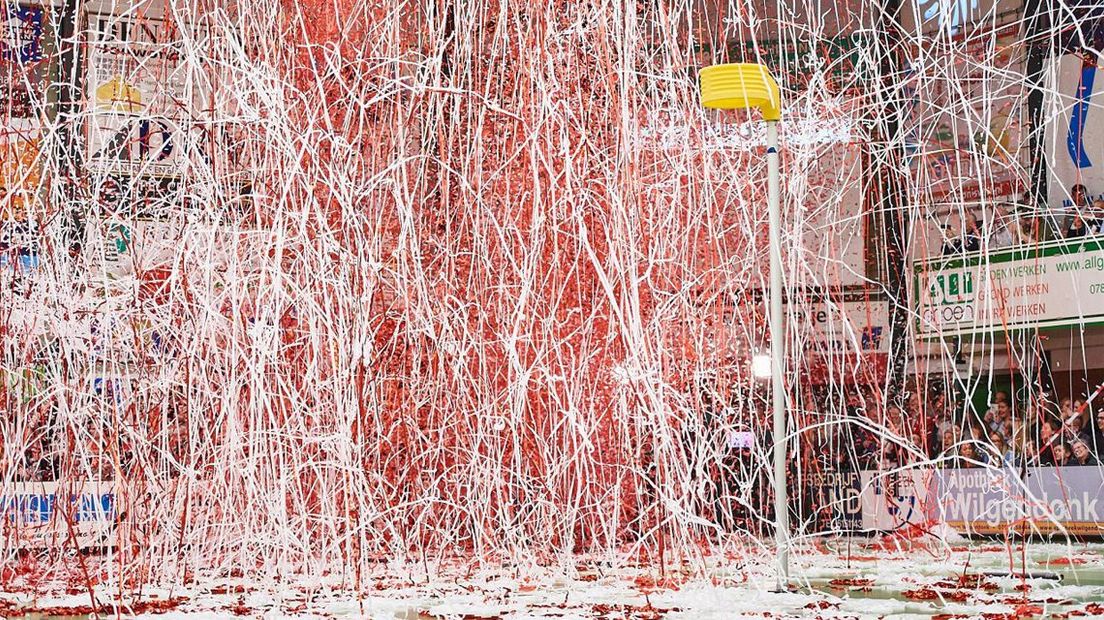 Fans van Fortuna zorgen voor een stortvloed aan slingers en confetti. 