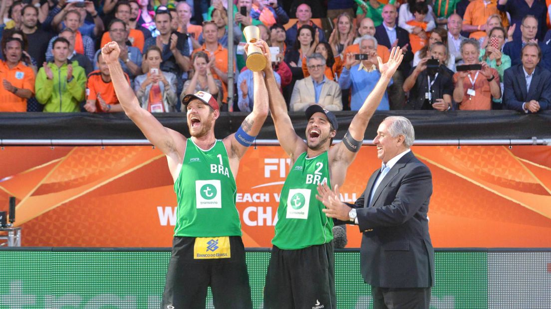 WK beachvolleybal 2015, Alison Cerutti (l) en Bruno Oscar Schmidt (r) zijn wereldkampioen 