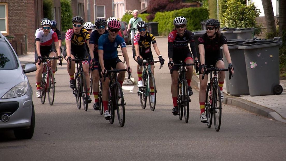 De dames arriveren bij de tussenstop in Wamel.