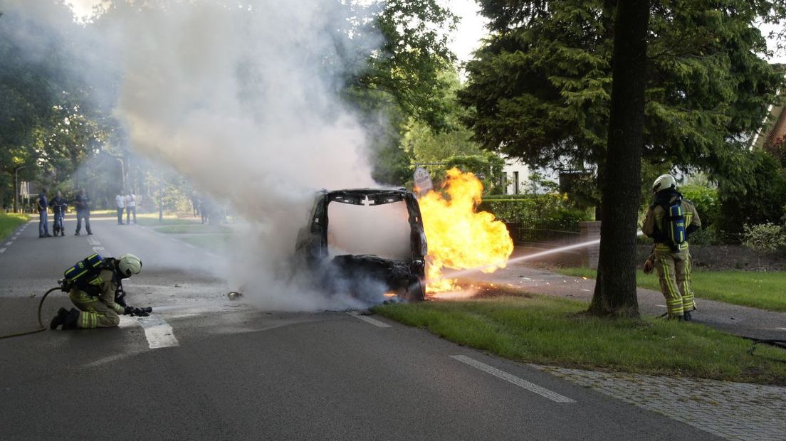 Autobrand in de Dikbosstraat in Emmen (Rechten: Van Oost media)