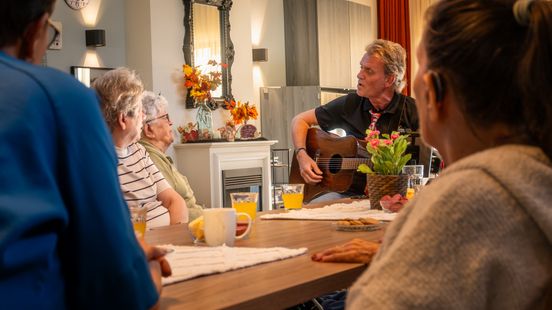 Met zijn gitaar en rugzak vol liedjes speelt Huub Janssen voor ouderen op zorglocaties
