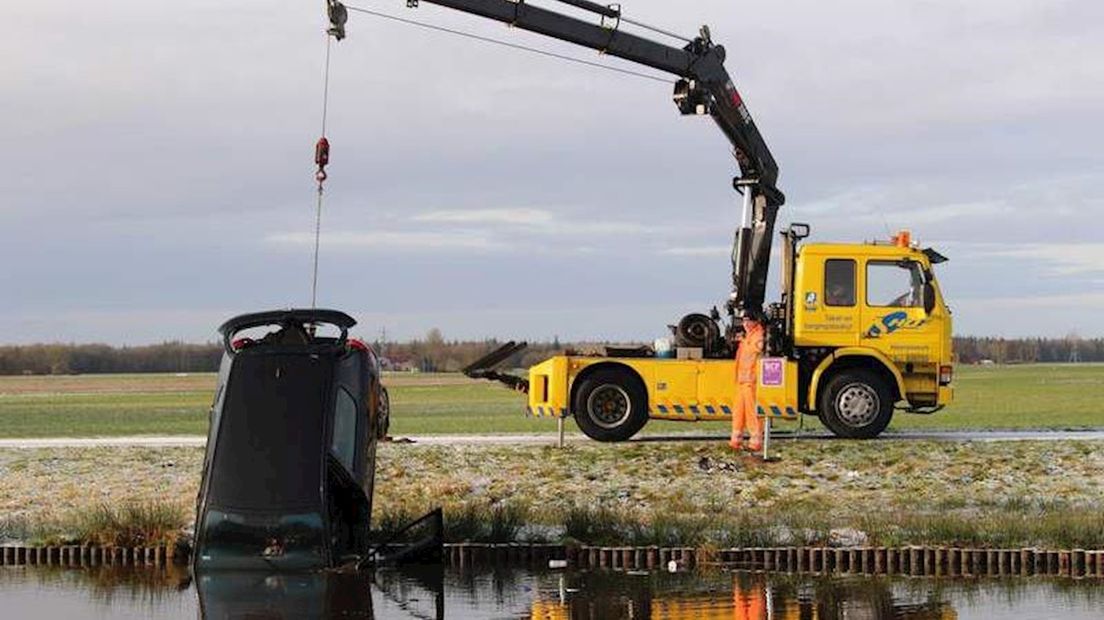 Auto te water door gladheid in Kuinre