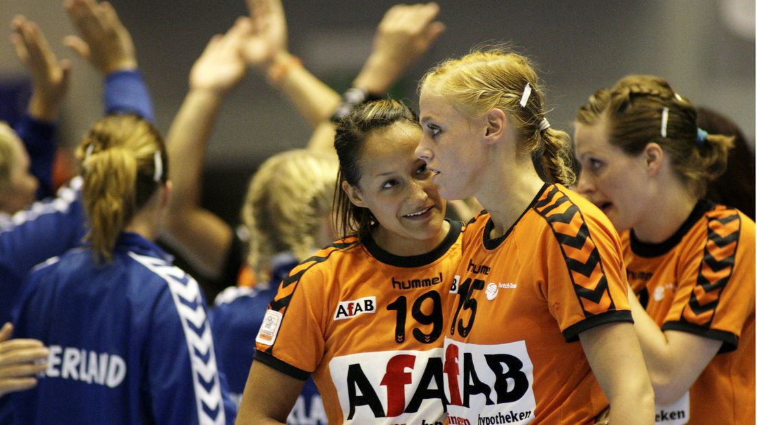 Pearl van der Wissel (l) en Maura Visser namens Nederland in 2008.