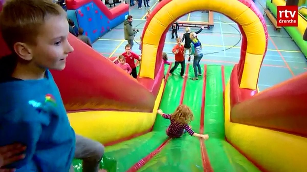 Kinderen gaan uit hun dak op Mega Speeldag
