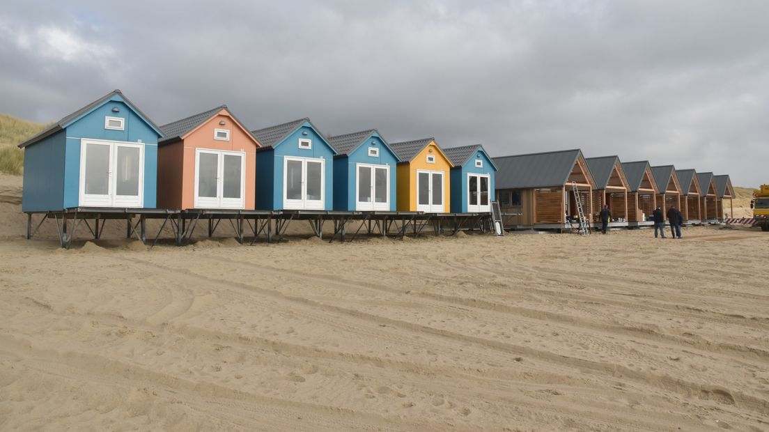 Strandhuisjes worden opgebouwd op het Nollestrand in Vlissingen