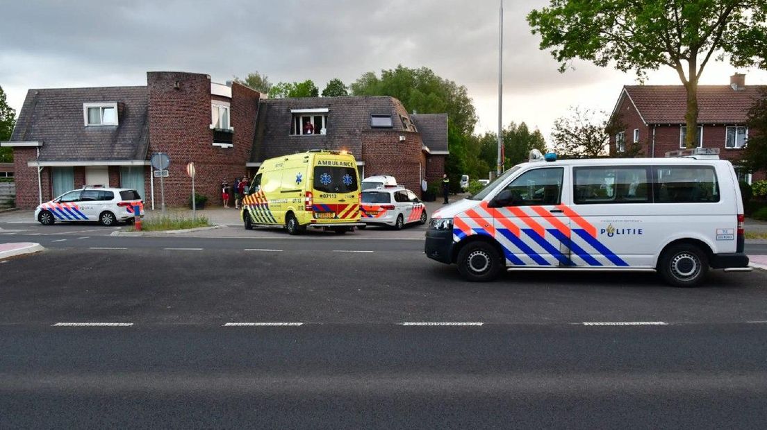 De politie en ambulance bij het 'Polenhotel' in Babberich.