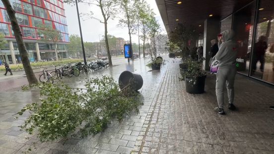 In het centrum van Rotterdam gaat de eerste zomerstorm flink tekeer