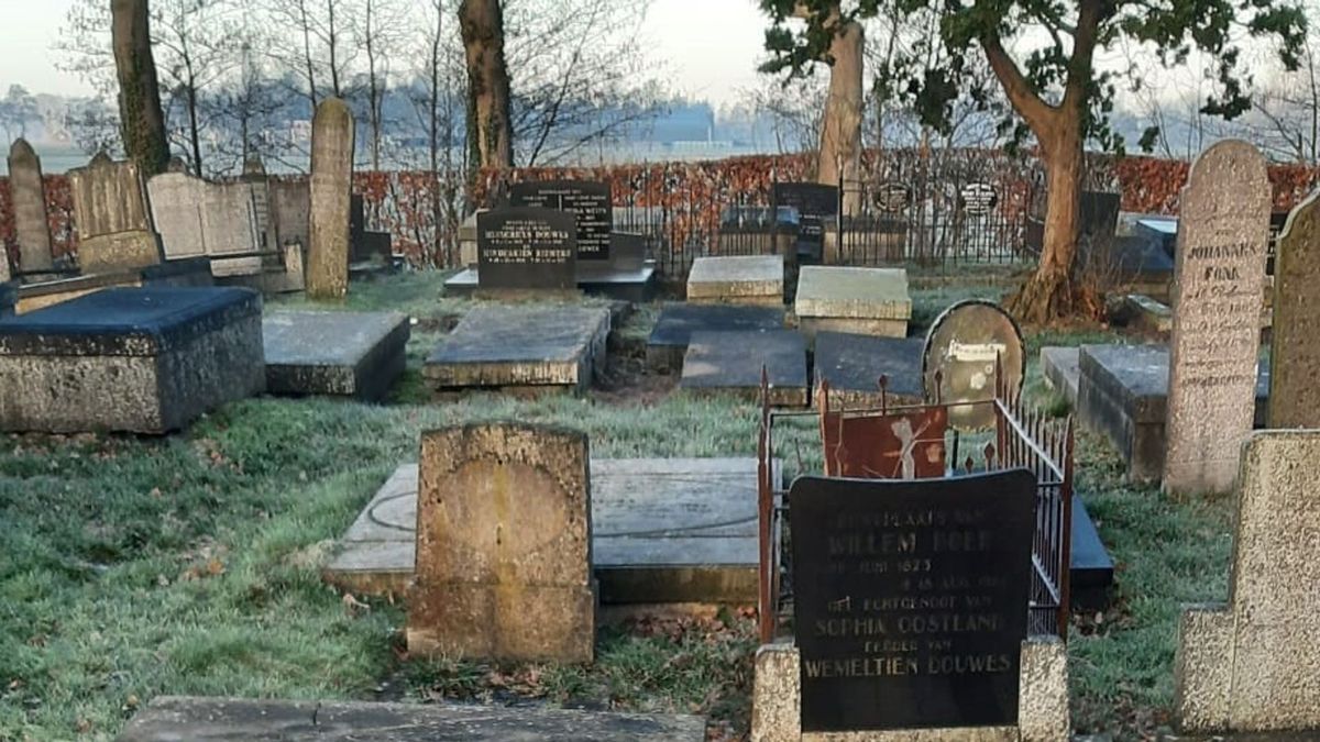 Das maakt gatenkaas van Roderwolder begraafplaats
