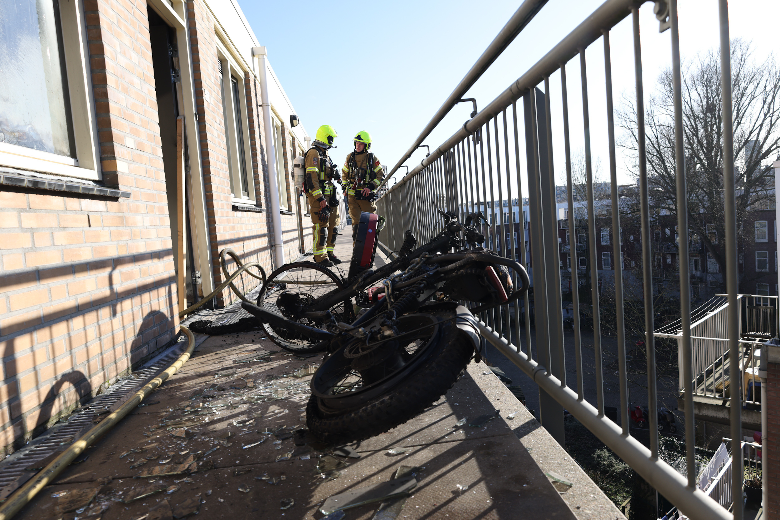 De brand zou zijn begonnen bij een fatbike die in de woning stond.