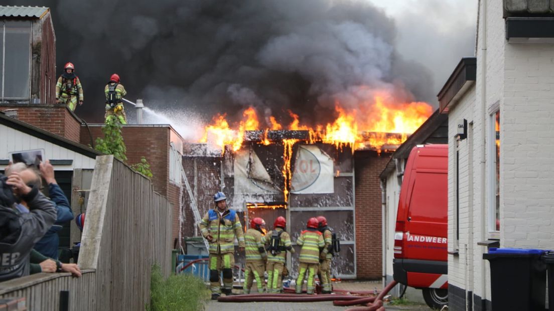 Utrechts brandweerpersoneel helpt in Loosdrecht.