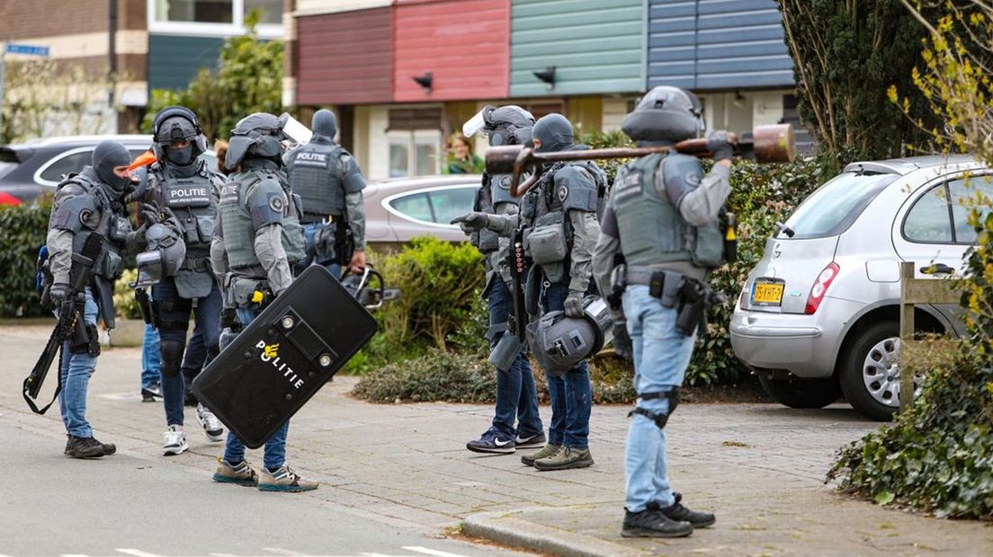 Een arrestatieteam bij het huis in Apeldoorn.