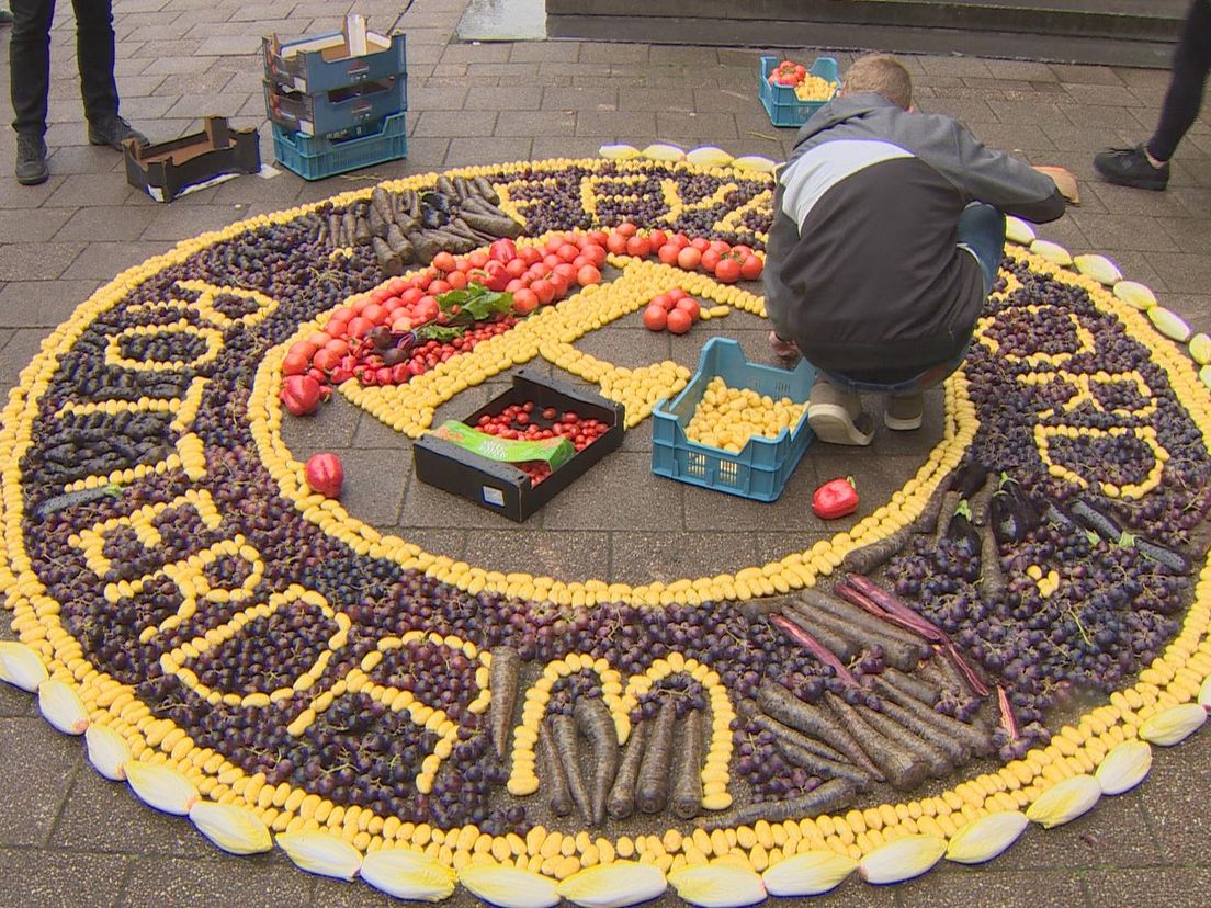 Het logo van Feyenoord, gemaakt van groente en fruit