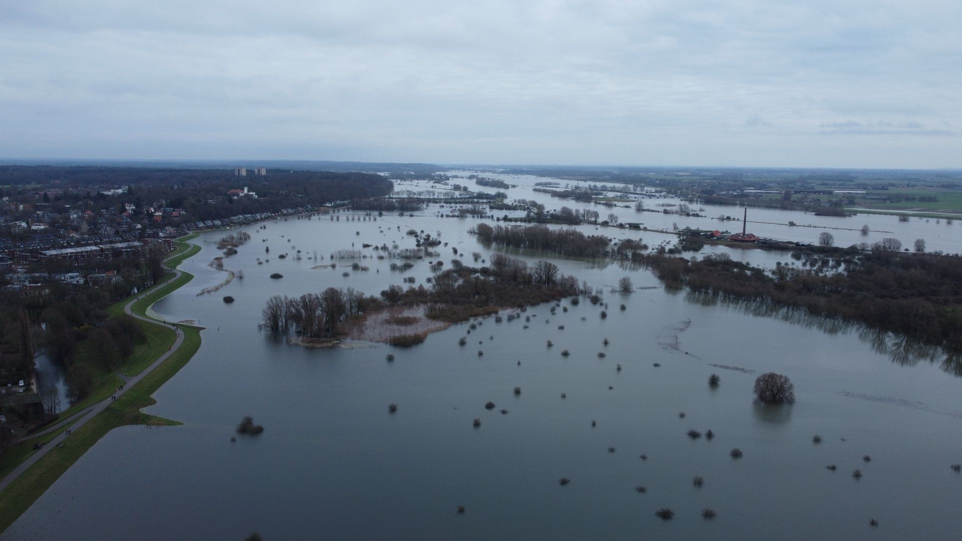 Zo ziet hoogwater er uit vanuit de lucht - Omroep Gelderland