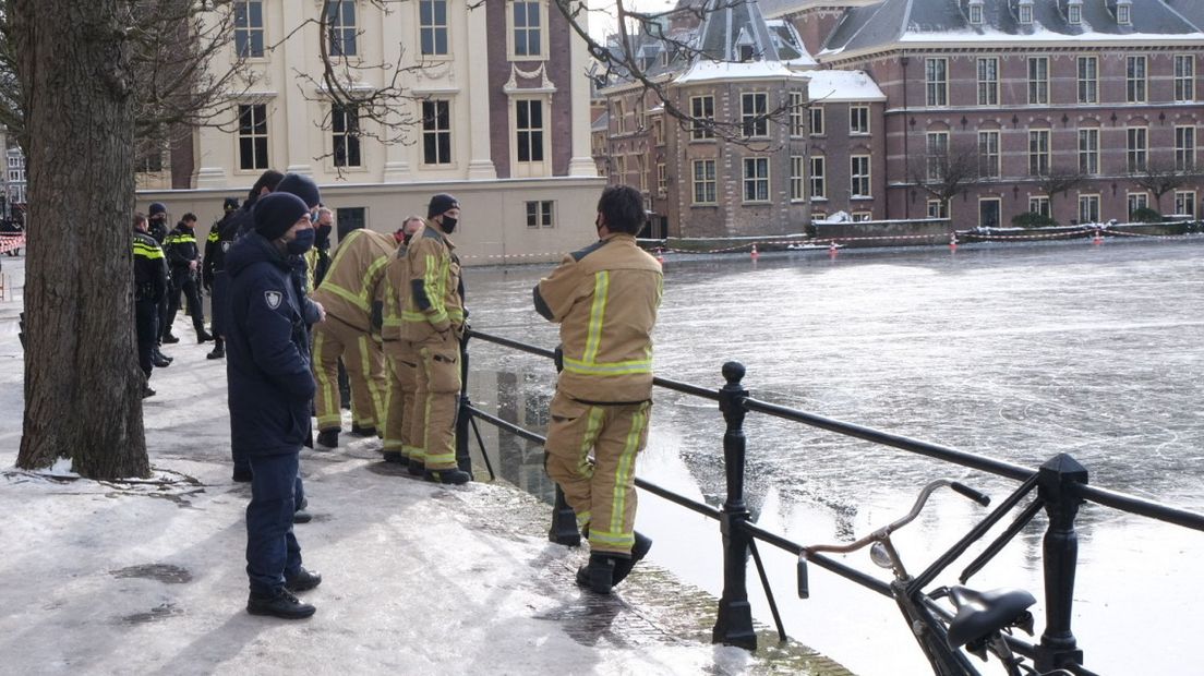 Brandweer ingezet om schaatsers van de Hofvijver te halen