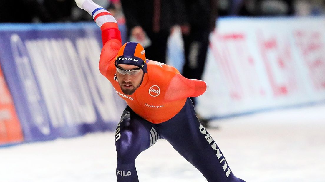 Kjeld Nuis bij de wereldbeker schaatsen.