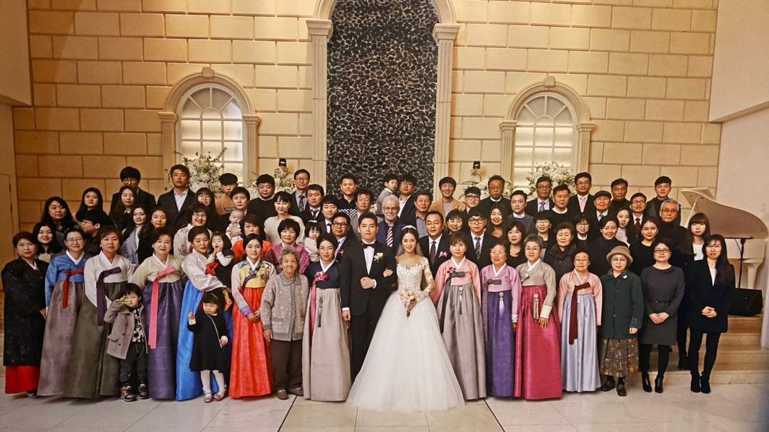 Frits op de bruiloft van voetballer Jongbong (eigen foto)
