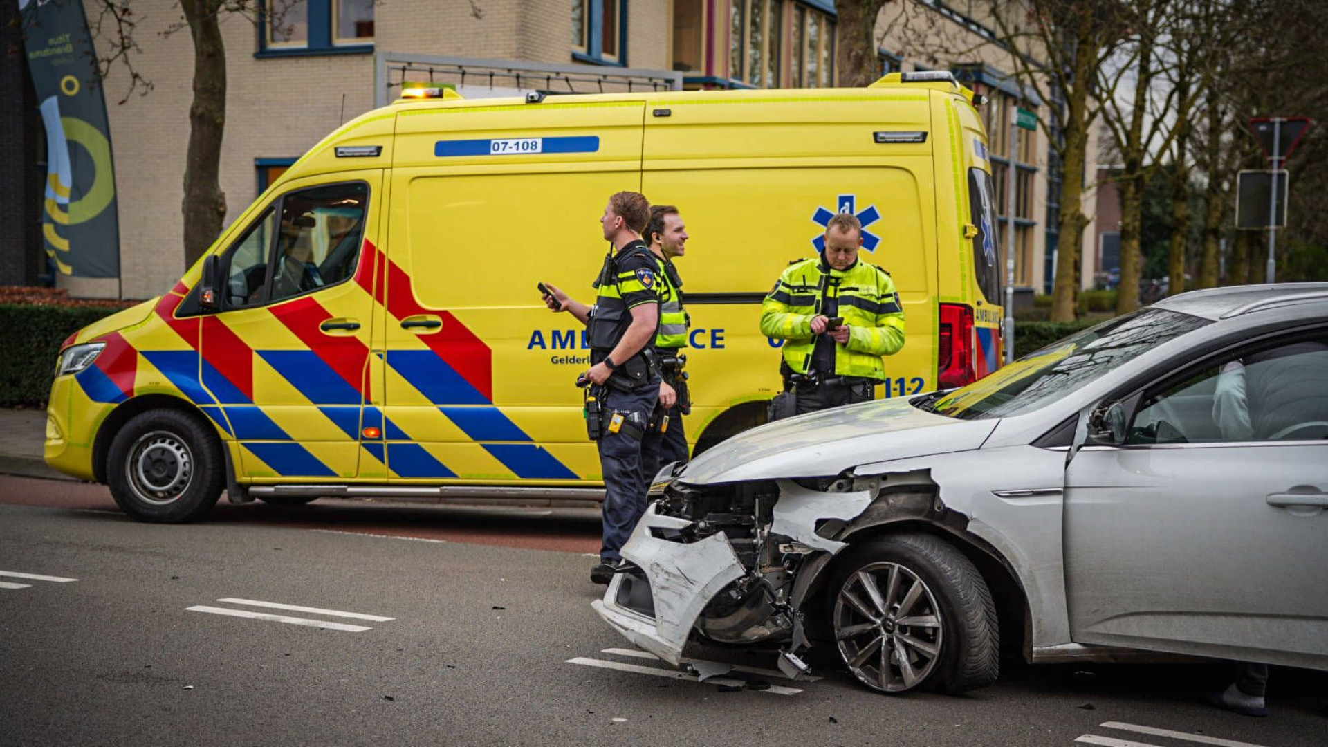 Veel schade na botsing • auto vliegt in brand