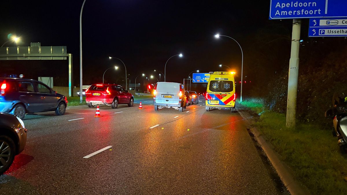 112 Nieuws: Flinke schade bij kettingbotsing in Zwolle | Twee aanrijdingen tegelijk in Enschede