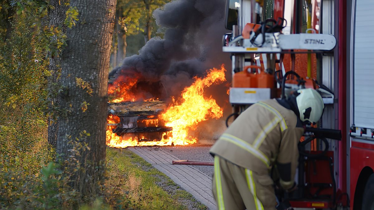 Auto verzwolgen door vlammenzee in Wijster