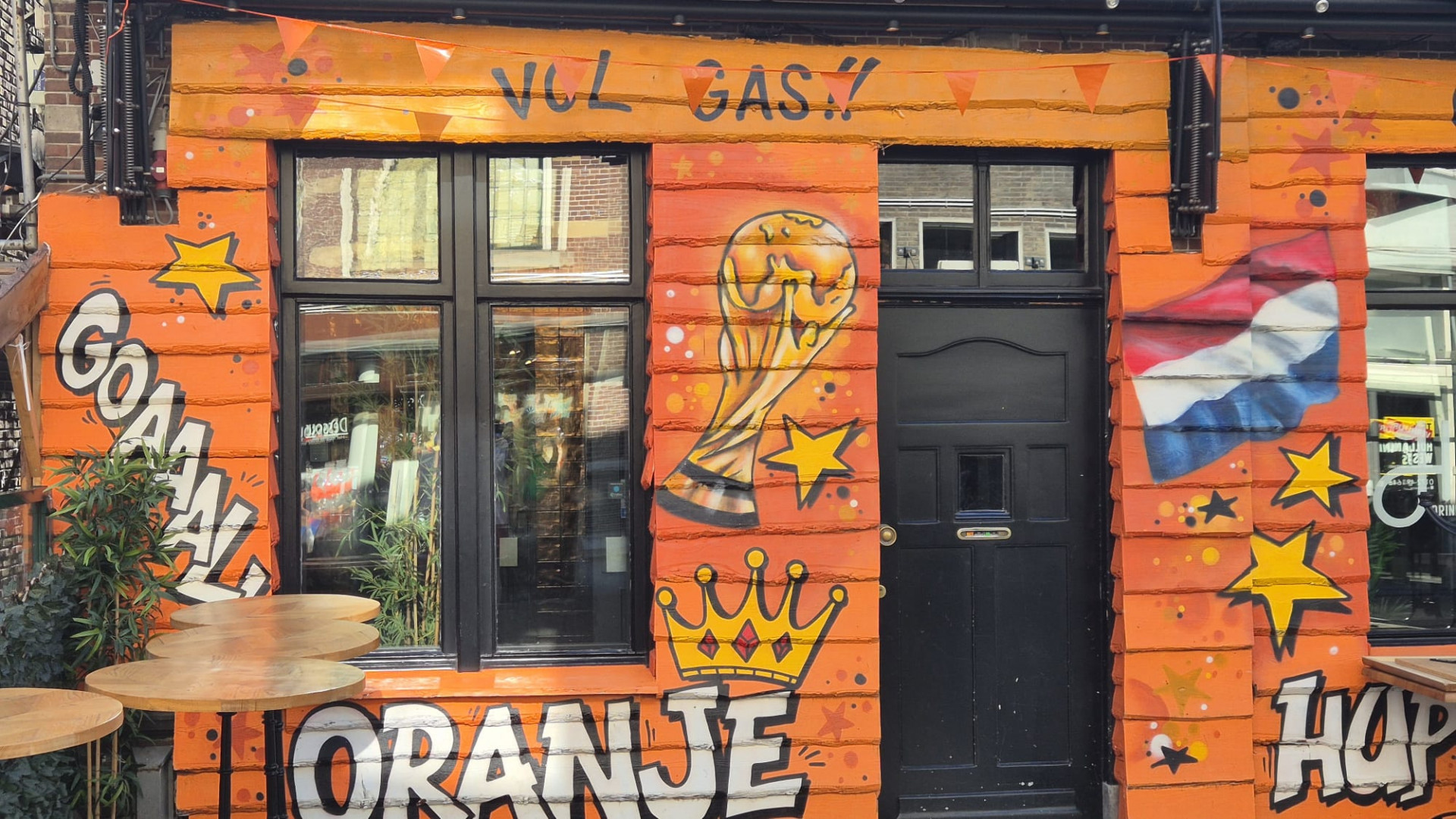 Een nu nog dicht Alle Hens op de ochtend voor de wedstrijd Nederland - Marokko