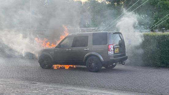 Foto: Rijdende auto in brand • gewonden bij ongeluk