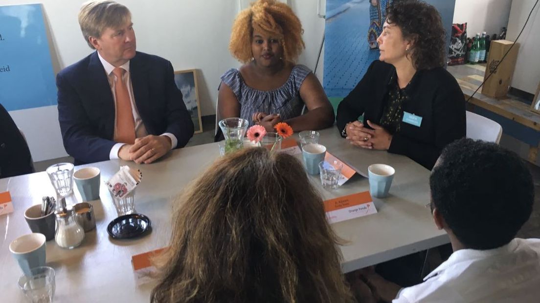 Koning Willem-Alexander verrast vandaag in Zutphen medewerkers van stichting Buddy to Buddy met een bezoek. De stichting is één van de drie winnaars van het Appeltje van Oranje 2018 van het Oranje Fonds.